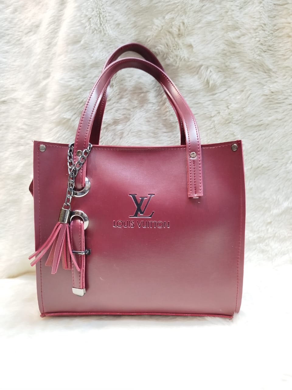 Elegant Leather Tote Bag with Multiple Compartments and Stylish Design