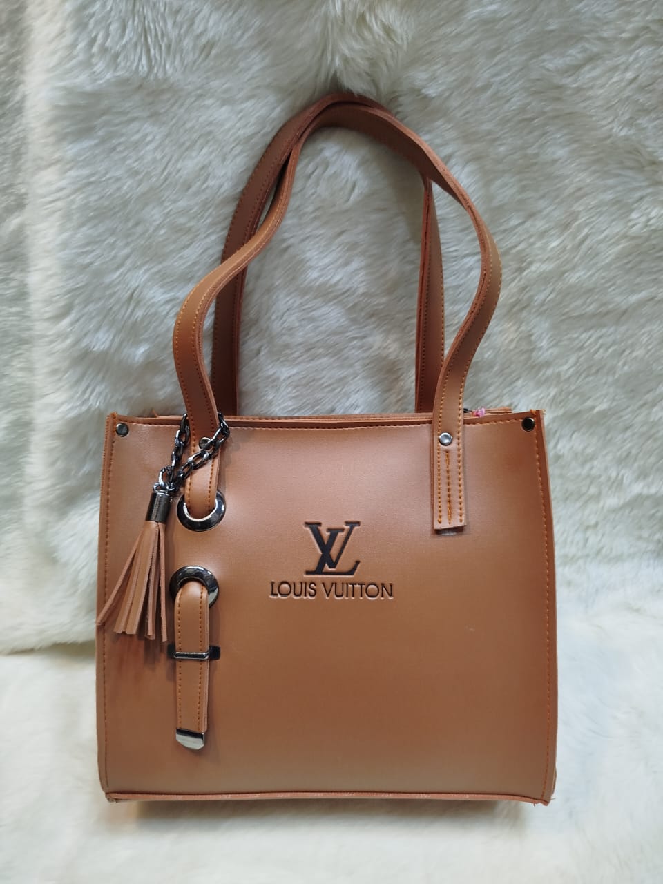 Elegant Leather Tote Bag with Multiple Compartments and Stylish Design