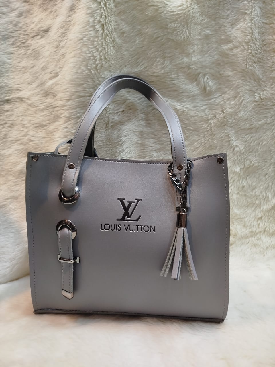 Elegant Leather Tote Bag with Multiple Compartments and Stylish Design